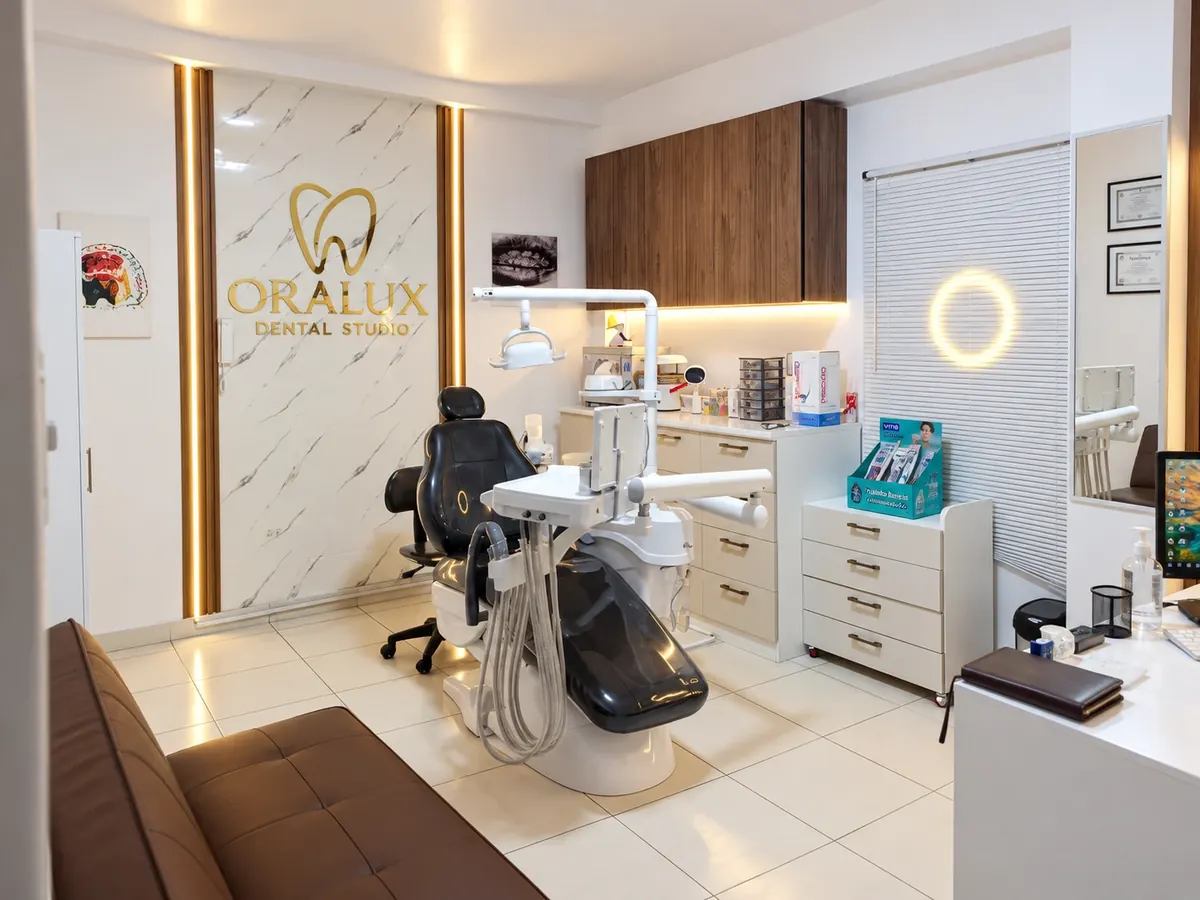 Ambiente real del consultorio ORALUX Dental Studio en Trujillo