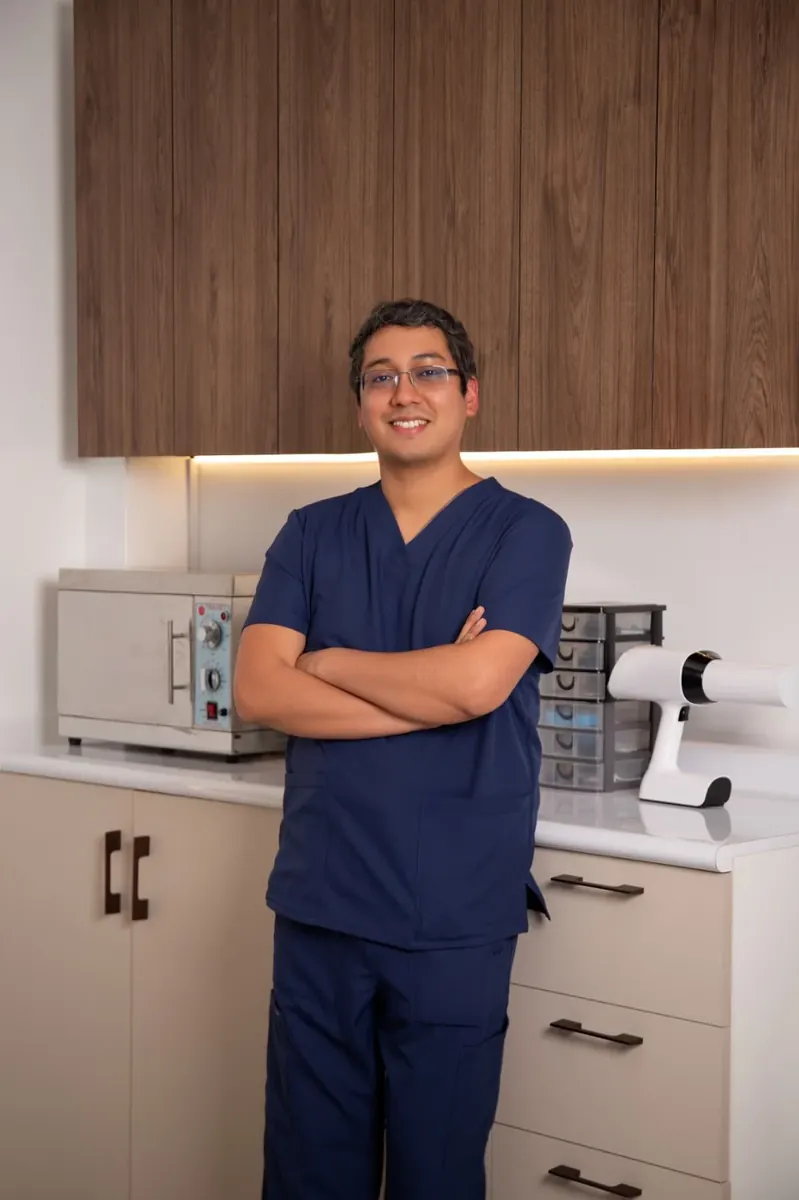 Retrato profesional del odontólogo de ORALUX Dental Studio